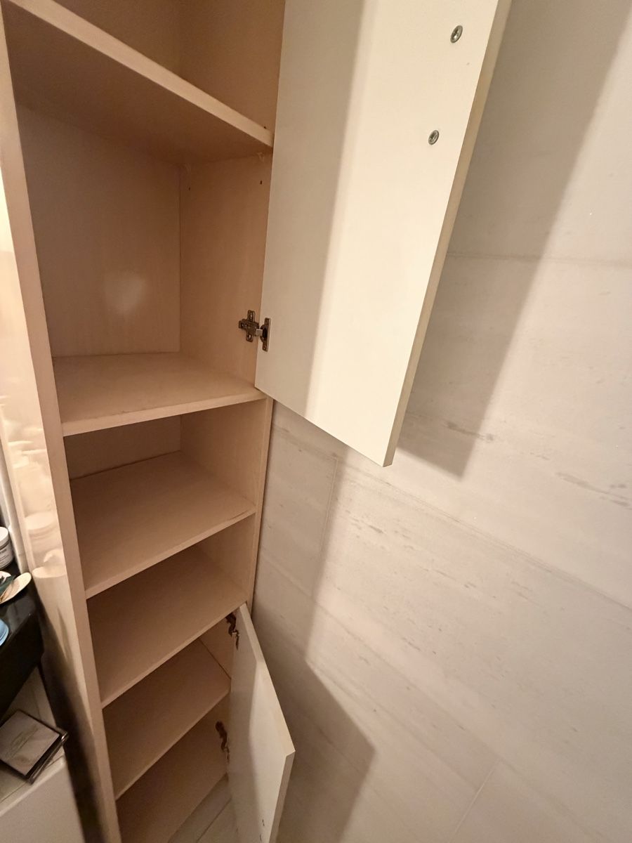 Étagères: Tall narrow storage cabinet – D'occasion à Zürich par Aleksandra_st