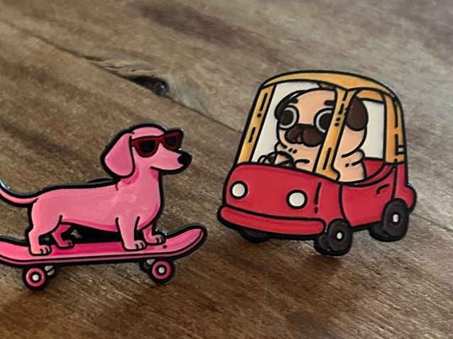 Plaquettes & Badges: Set 2x Pin Hunde – Neuf avec emballage d'origine à Geneve par vane267