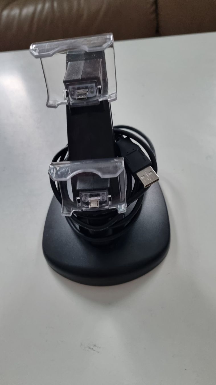 Caricabatterie: support pour 2 manettes PS4 – Usato da La Chaux-de-Fonds venduto da mikilo1 1