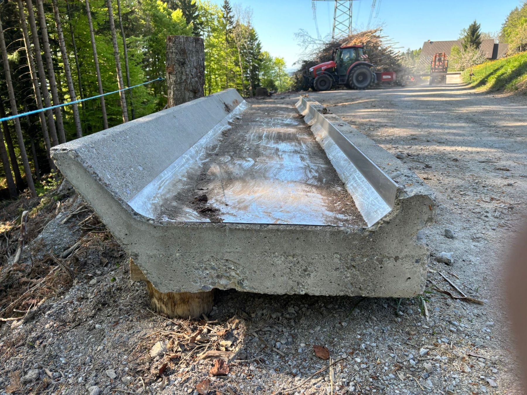Mangimi: Futtertisch, Futterraufe, Futtertrog, Heu, Beton, Kuh – Usato da Wernetshausen venduto da Knaeckebrot 2
