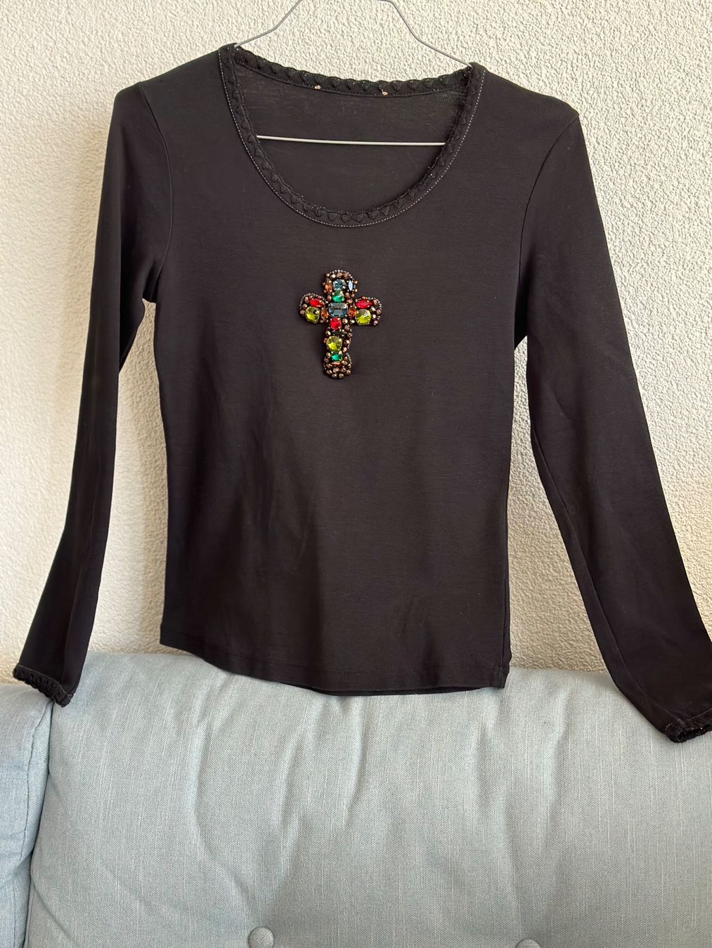 T-shirts: Schwarzes Oberteil 36 mit Strasssteinen – D'occasion à Rothenburg par wer_g9fd 2