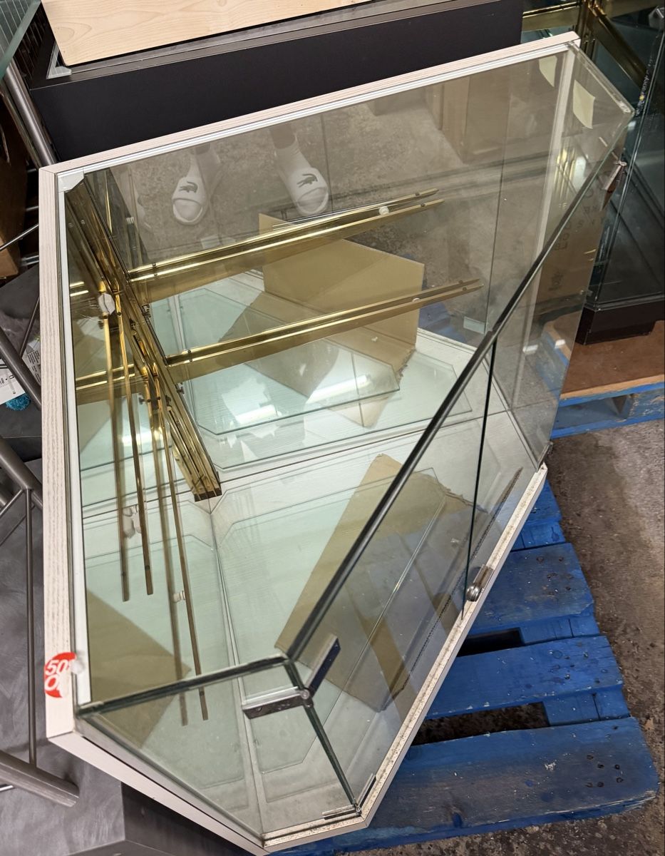 Vitrines: Vitrinenkasten Glas Messing pentagonal – D'occasion à Interlaken par Skandalpreis 3