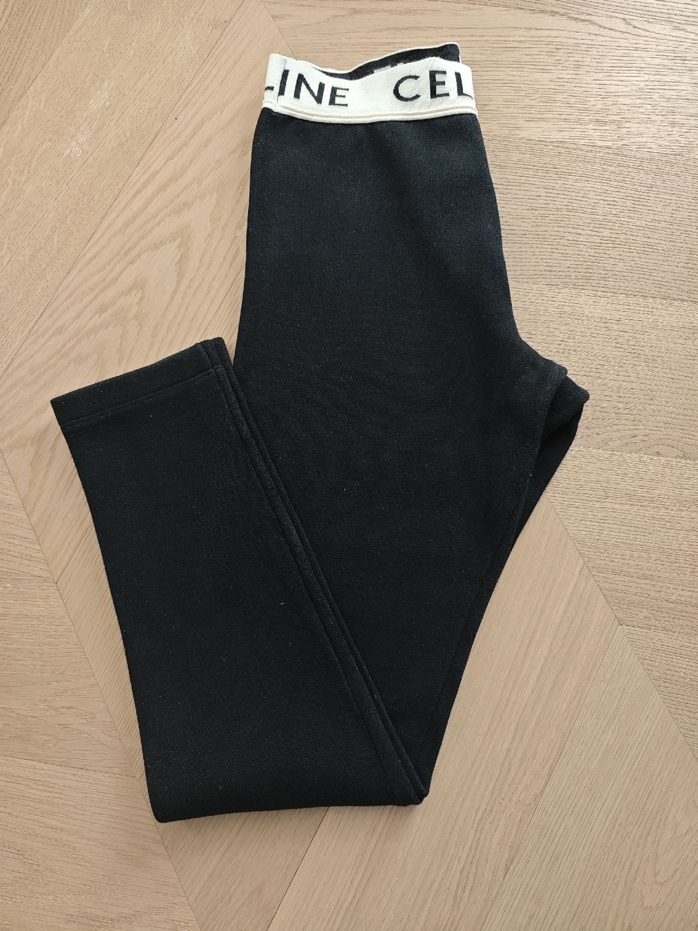 Celine Hosen: CÉLINE PARIS Logo Leggins Hose – Gebraucht aus Erlenbach ZH von nlh