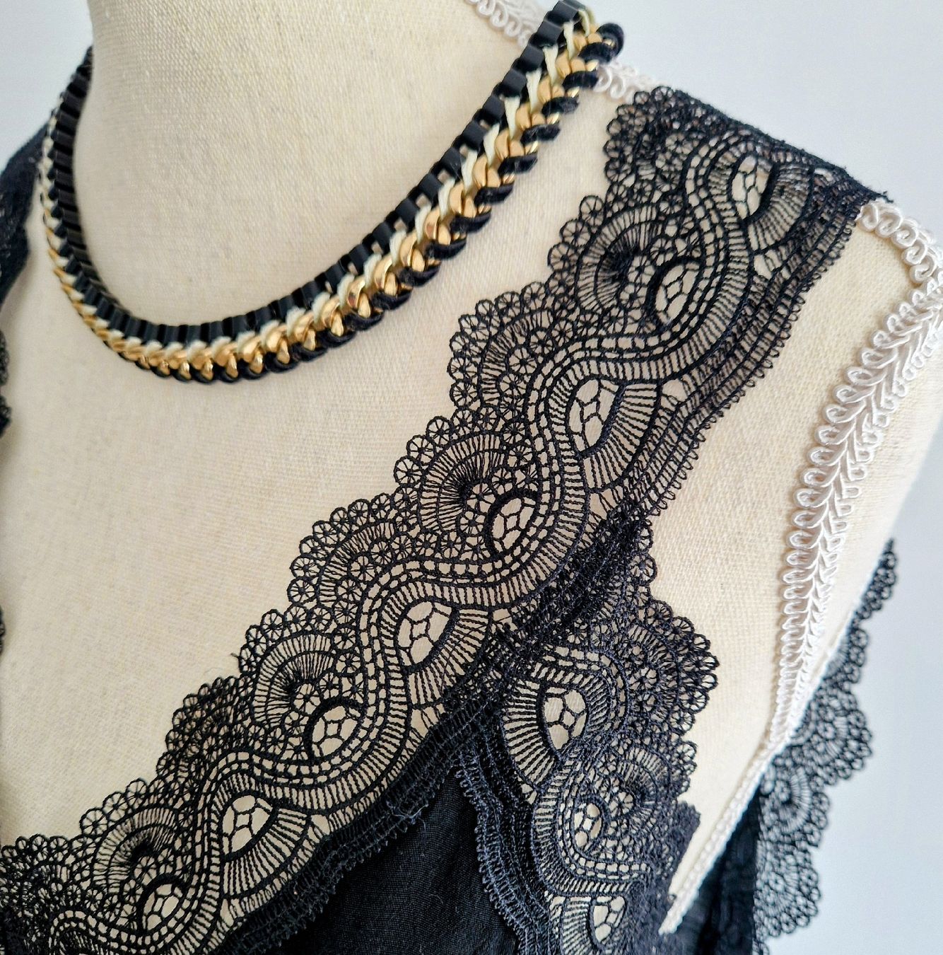 Catenine: Statement Halskette in Gold-Schwarz – Usato da Horgen venduto da akkohappyshopping