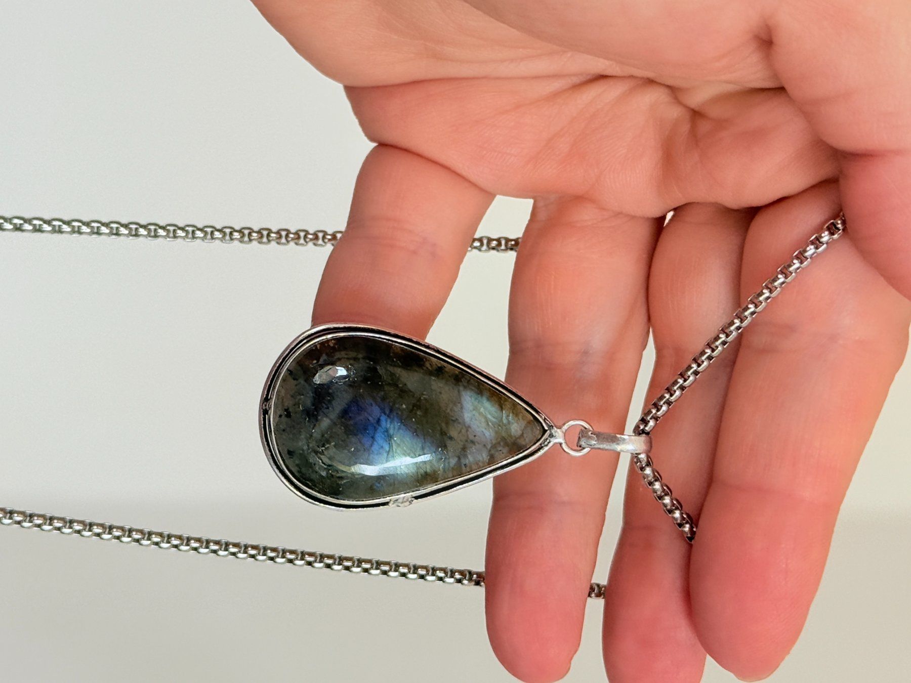 Catenine: Collier avec pendentif labradorite forme goutte – Nuovo e nell'imballaggio originale da Genève venduto da AGBERG 1