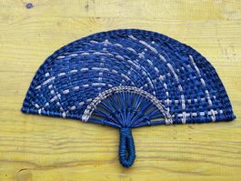 Fächer handgeflochten blau neuwertig