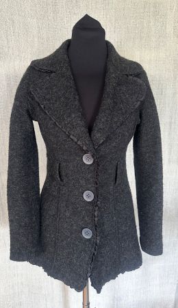 Feminin geschnittene Wolljacke Gr. S