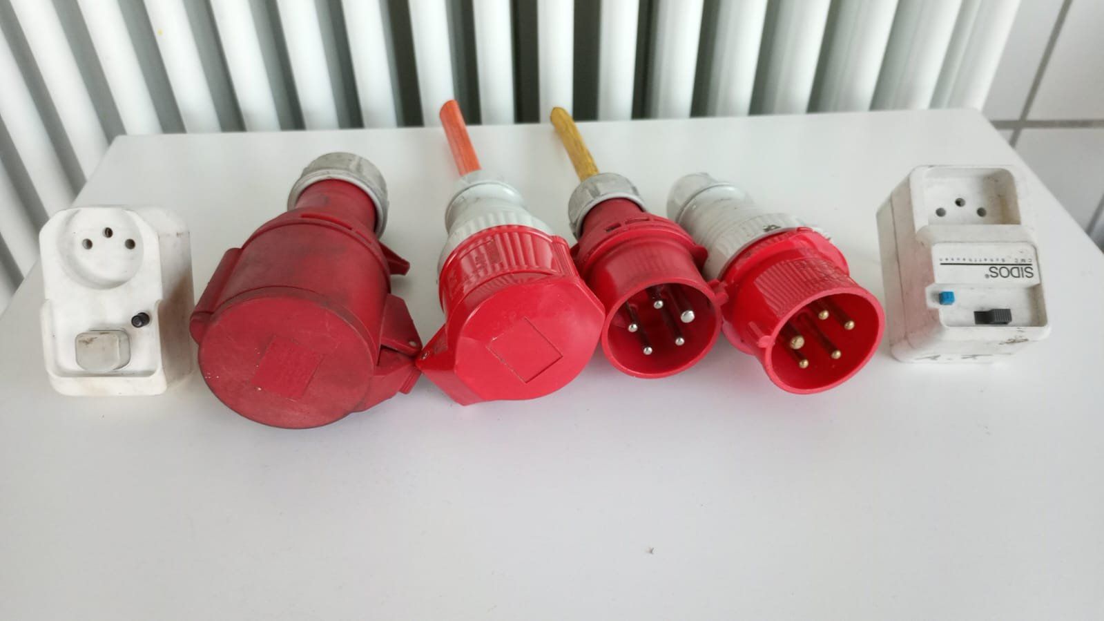 Spine: Diverse Stecker 380/ 220 Volt – Usato da Urtenen-Schönbühl venduto da autoteile02