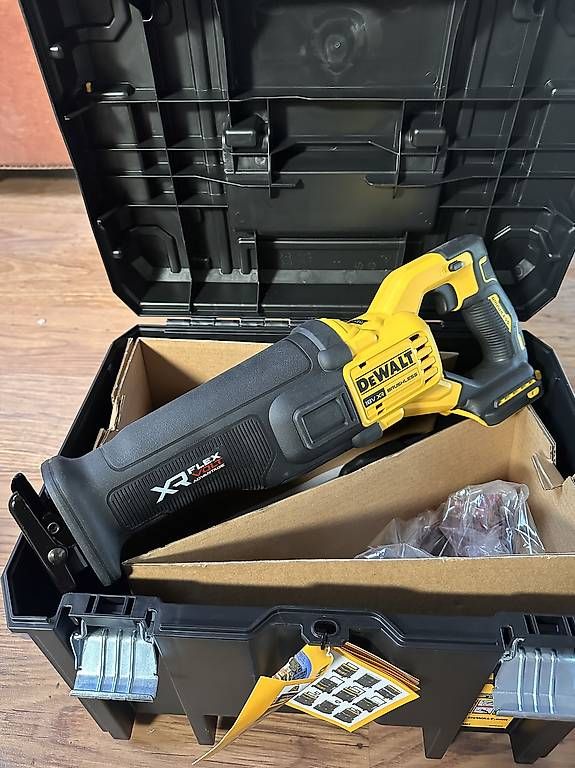 Seghe: DeWalt 18V FlexVolt Akku-Säbelsäge – Usato da Oetwil am See venduto da CarParts 2
