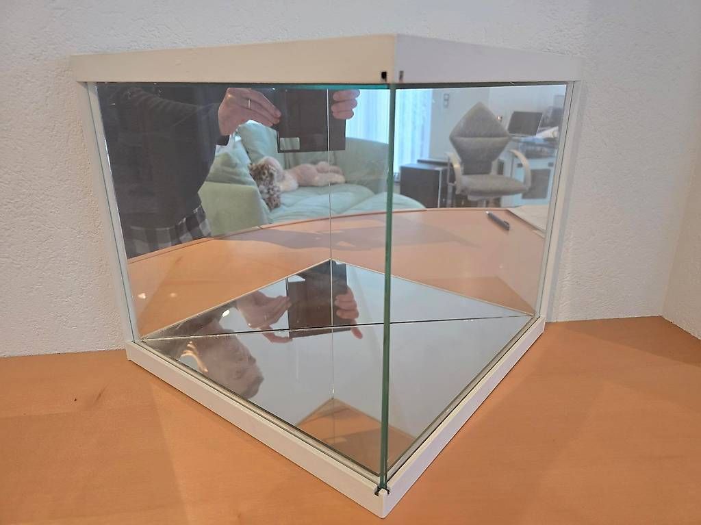 Vitrinen: Vitrine: Designer-Glas-Vitrine PRISMA mit Schiebe-Glas-Front – Gebraucht aus Pfeffingen von rov_9frp