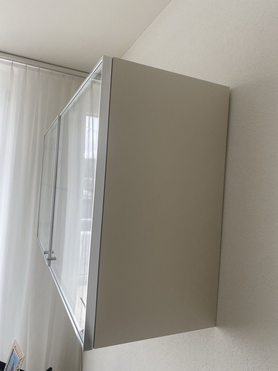 Vitrinen: Wand-Vitrine mit Glastablaren, Top Zustand – Gebraucht aus Forch von Defkara 2