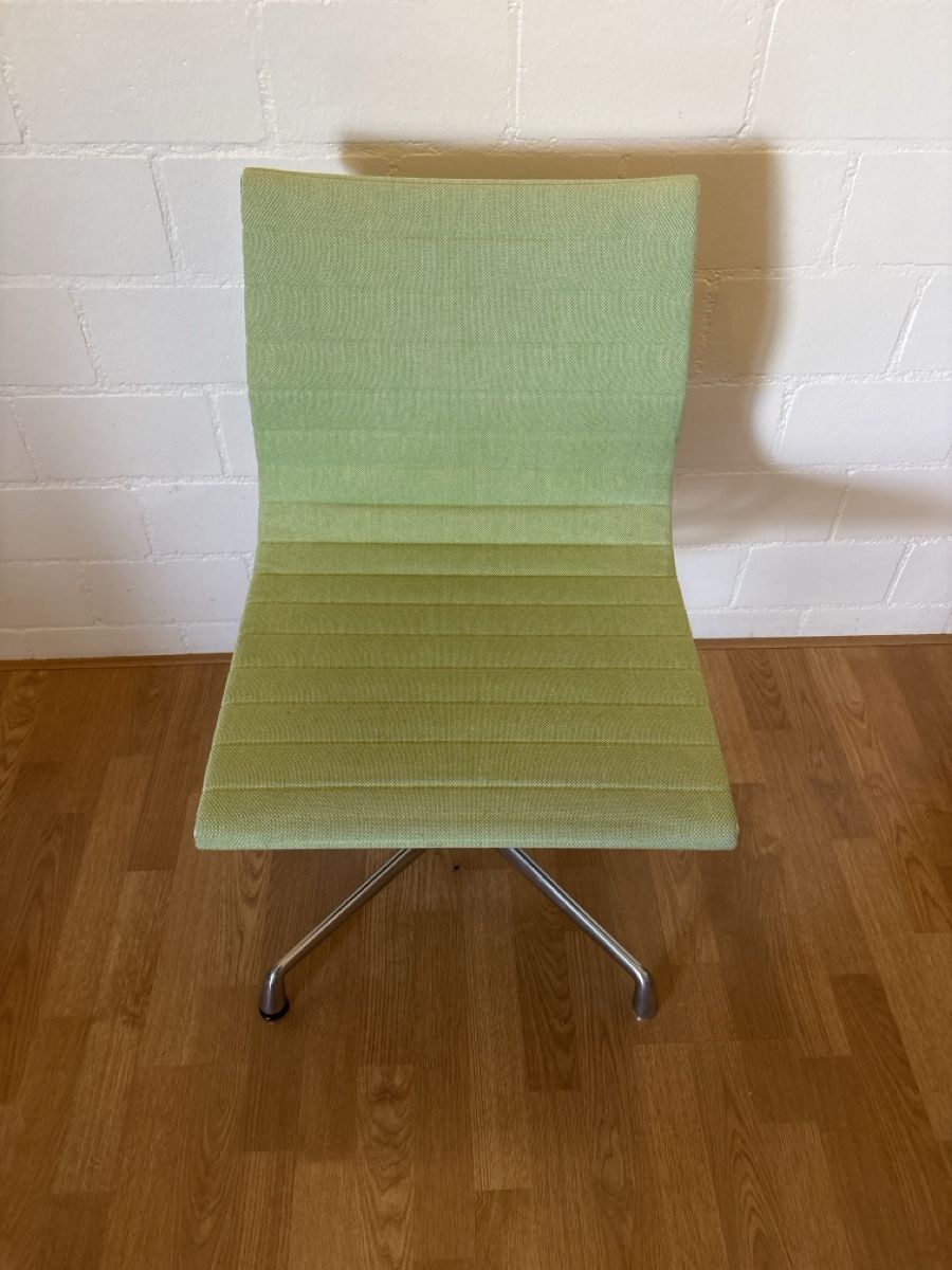 Vitra Sedie: Vita Eames Alu Chair hellgrün  – Usato da Basel venduto da magnummarine 1