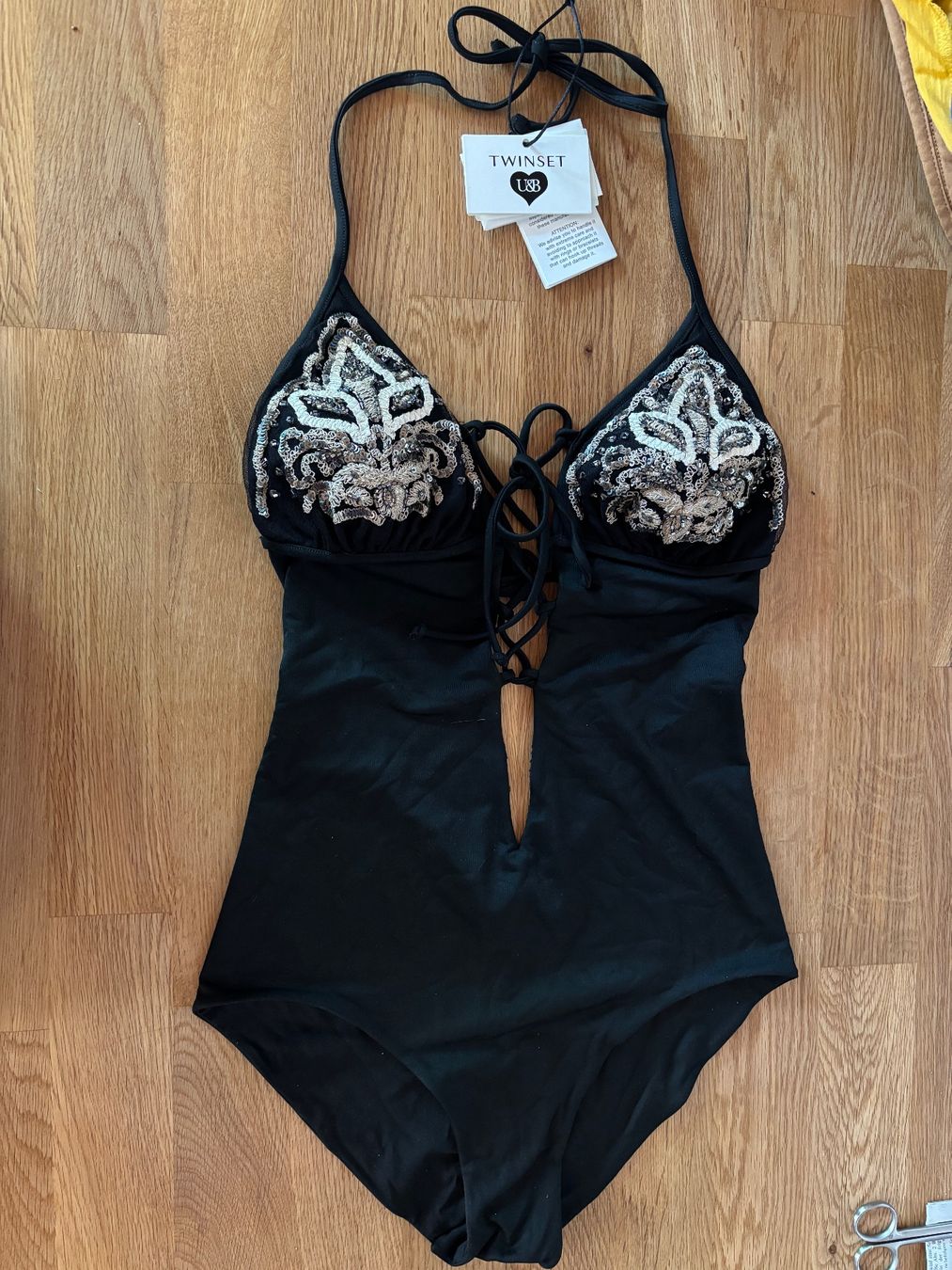 Costumi da bagno & Bikini: Twinset Badeanzug mit Stickerei – Usato da Thun venduto da annis_needful_things