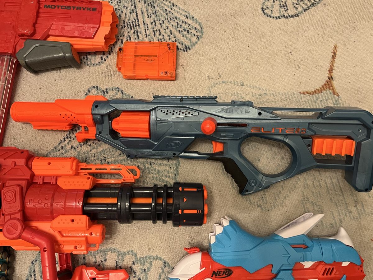Nerf Giocattoli: Nerf Sammlung mit Ständer und Pfeilern – Usato da Winterthur venduto da Tim_76 6