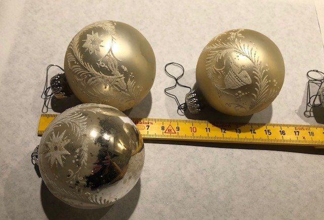 Tutte le decorazioni: 4 Stück weiss/ silberfarbene Weihnachtskugeln mit Glitter – Usato da Gossau/ZH venduto da amazonas66 2