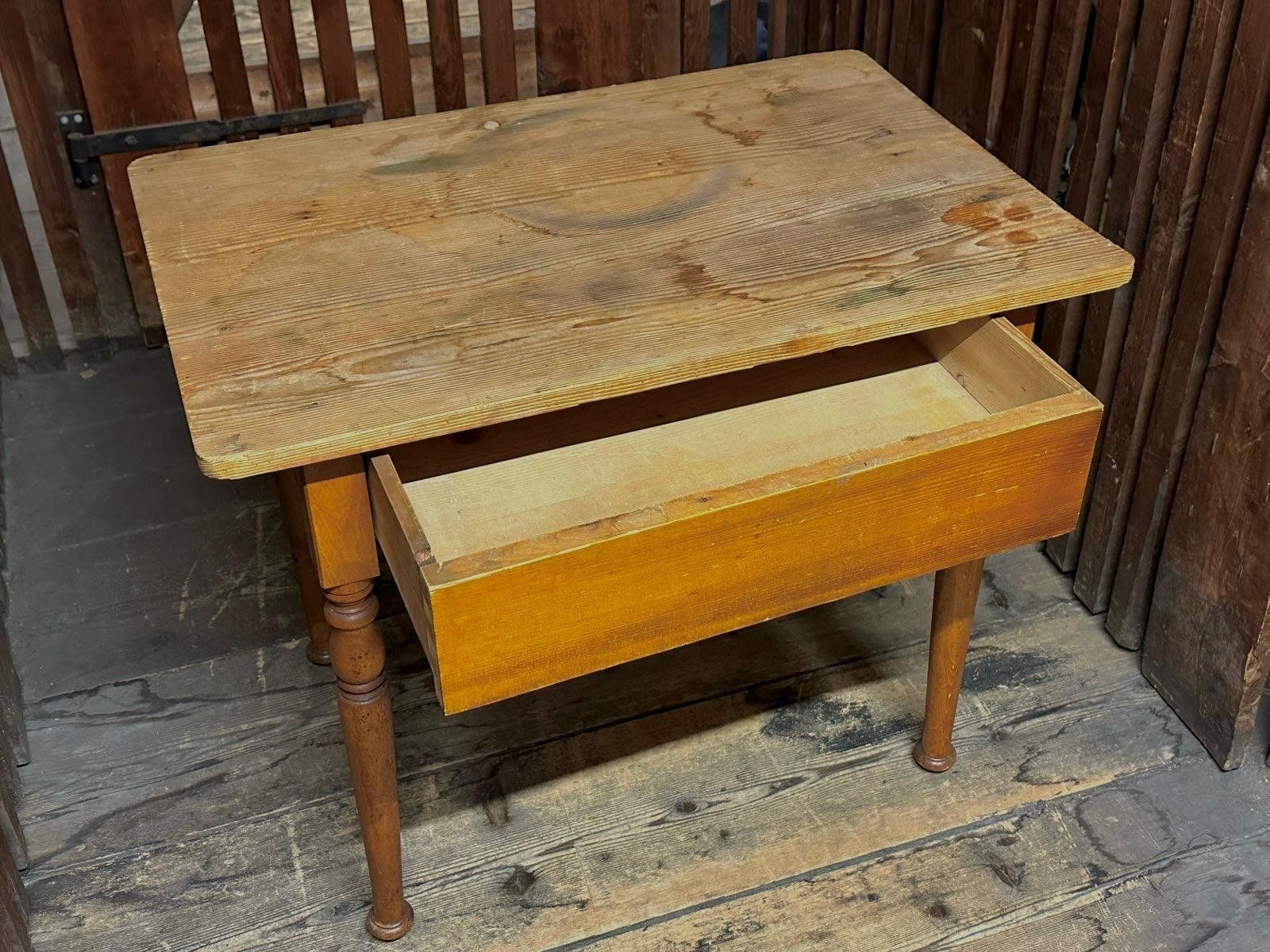 Tische: Antiker Kindertisch Holz Jugendstil – Gebraucht aus Zürich von sophietoth