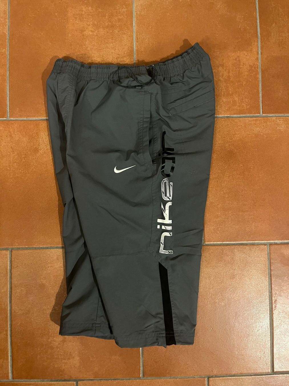 Nike Pantaloni: Nike 3/4 Trainingshose, Grau, Grösse L – Usato da Sulzbach venduto da elon1898 2