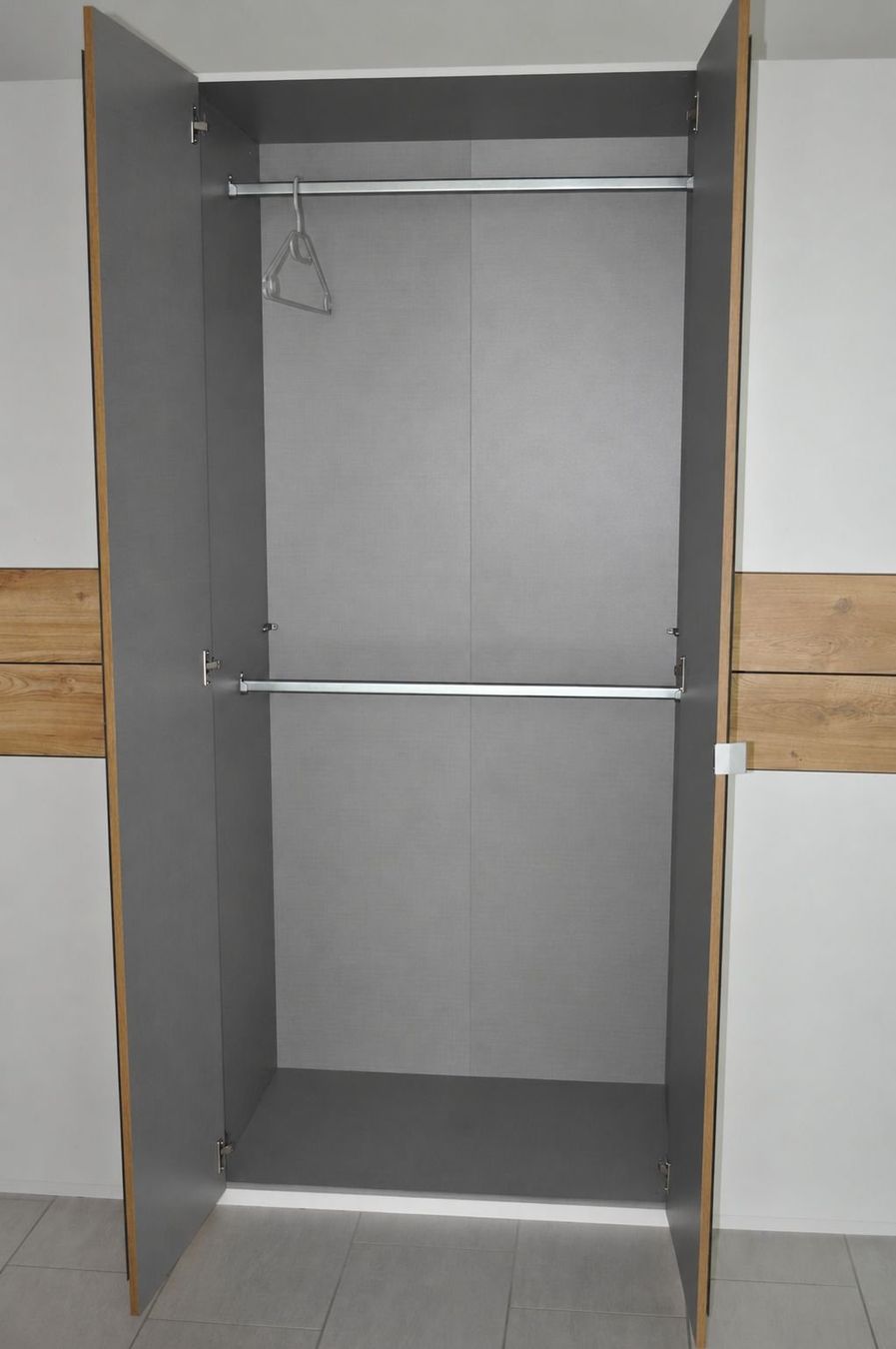 Schränke: Kleiderschrank guter Zustand – Gebraucht aus Mollis von Chesney 2