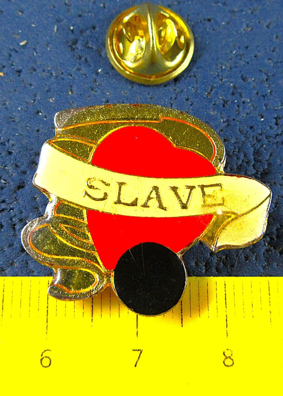 Plaketten & Abzeichen: ❤ SLAVE PIN GLASIERT – Gebraucht aus Ettingen von Hausi4711