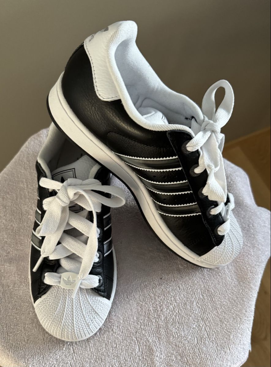 Scarpe da uomo: Schwarz weisser Adidas Sneaker – Nuovo (secondo la descrizione) da Basel venduto da Americana60