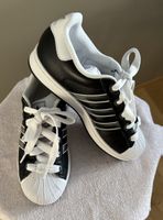 Schwarz weisser Adidas Sneaker