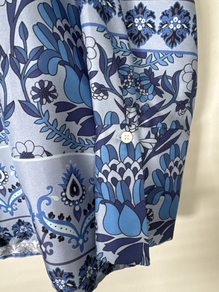 Sandro Camicette: Sandro Silk Shirt with Blue Pattern in Size 0 – Usato da Lachen SZ venduto da cvs_5g7c 1
