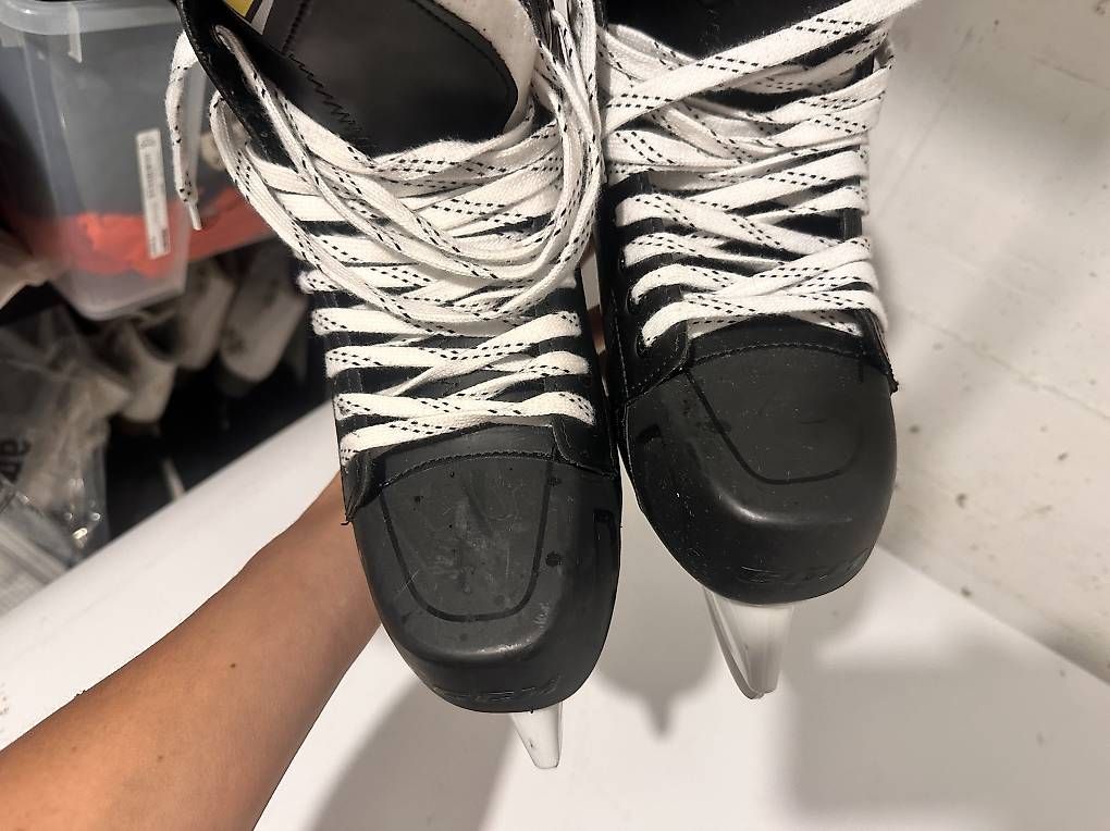 Bauer Pattini da ghiaccio: EU 43 Bauer Schlittschuhe – Usato da Hausen am Albis venduto da ysgem