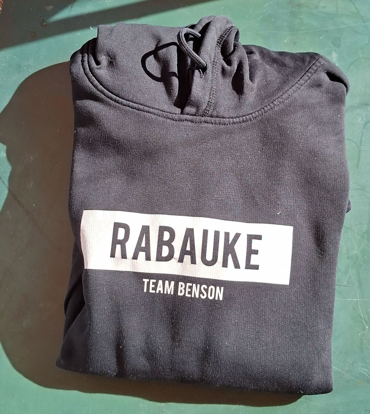 Maglioni & Felpe: Schwarzer Kapuzenpullover Rabauke Team Benson Gr. 152 - 164 – Usato da Rebstein venduto da minou0041