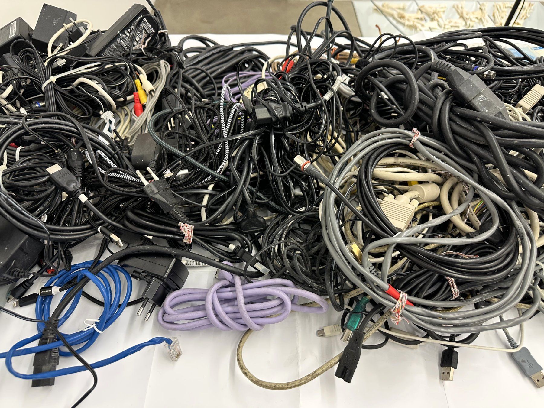 Kabel: Kabel, Mehrfachstecker, Telefon, Kamera, Adapter etc. – Gebraucht aus Zürich von alocinnovregnes 4