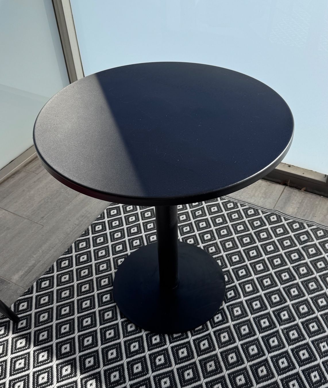 Tische: Table de bistrot noire élégante - Idéale balcon! – Gebraucht aus Lausanne von val_5t9f