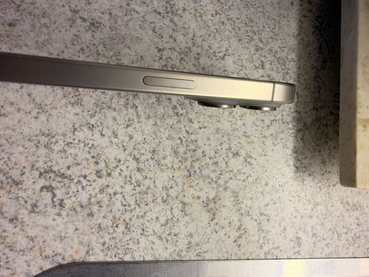 Apple Telefoni cellulari / Smartphones: iPhone 15 Pro – Usato da Wil SG venduto da kue_v6xg 3