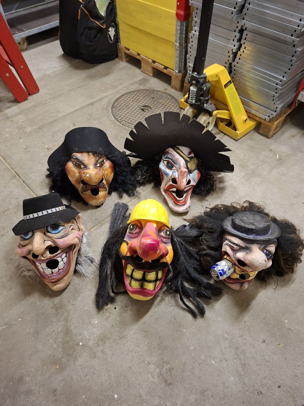 Masques: Fünf Fasnachts Larven – D'occasion à Basel par mytolos