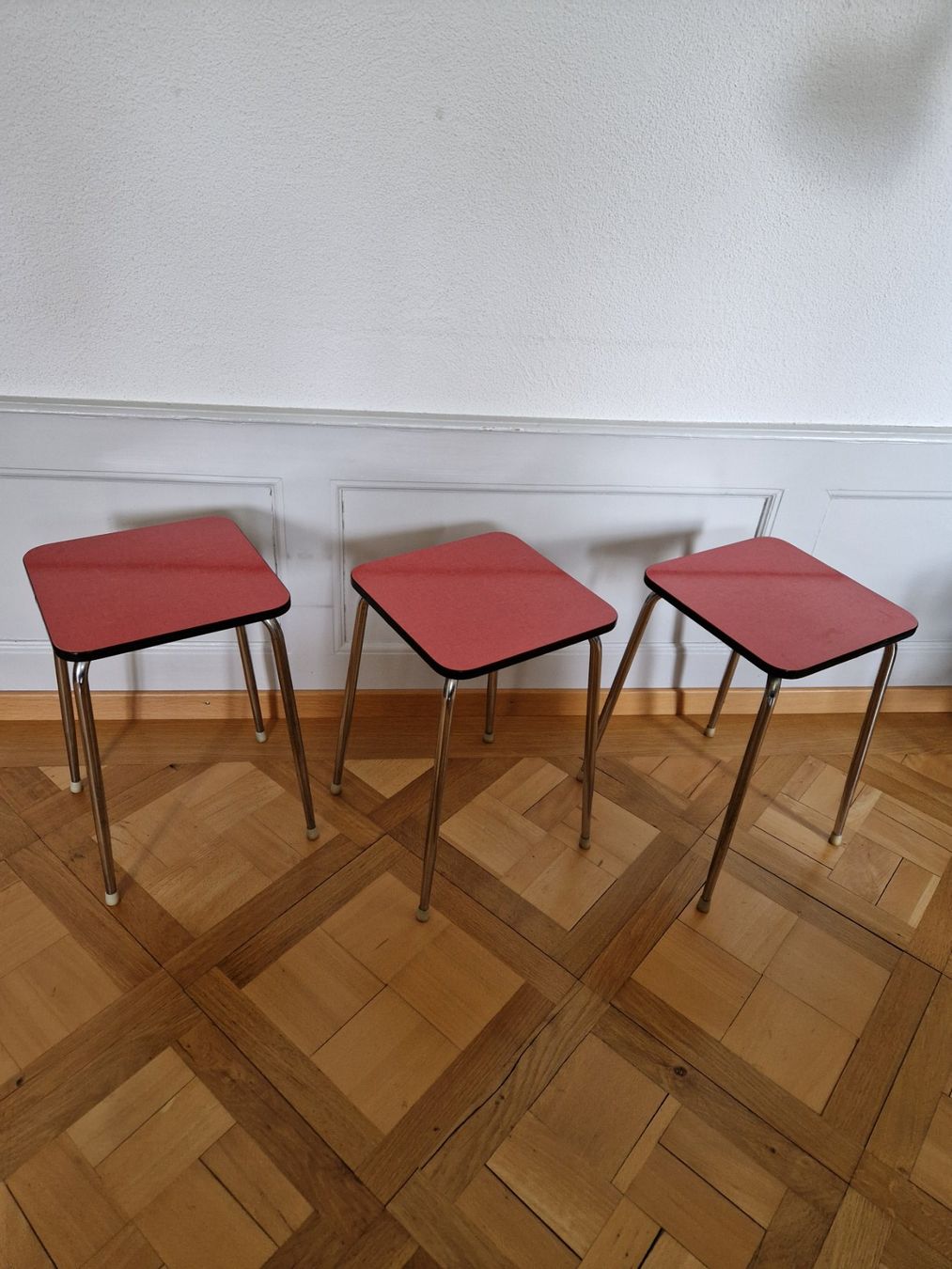 Sgabelli: 3 schöne Hocker  \ Stühle \ Schemel – Usato da Thun venduto da pfuedrikson