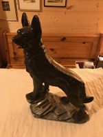 Statue d'un chien noir