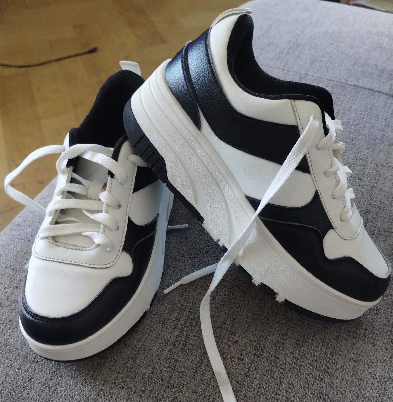 Scarpe per ragazzi: chaussures roulettes intégrées enfant 35 – Nuovo (secondo la descrizione) da Lausanne venduto da Martinucci