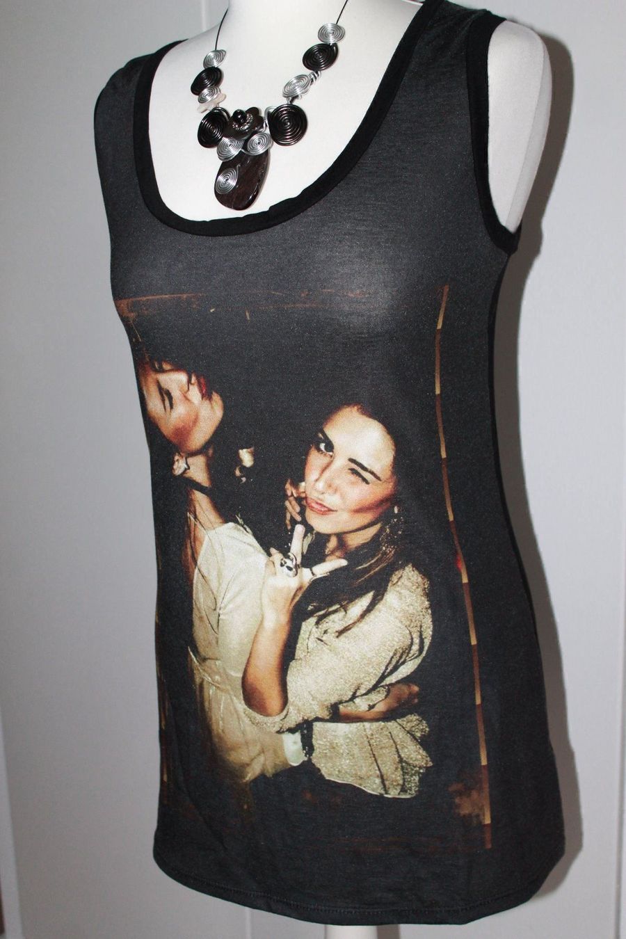 Top: Top noir avec motif marque SPOT – Nuovo (secondo la descrizione) da Agiez venduto da chouchanelle 8