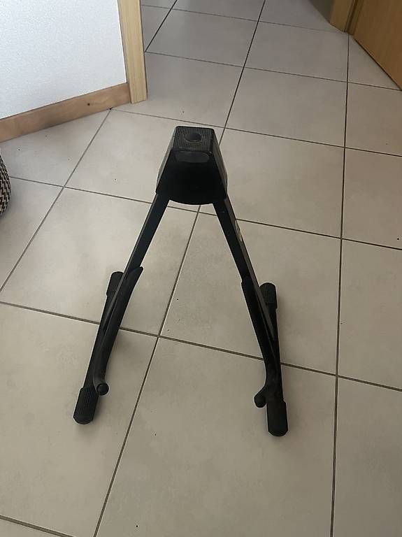 Supporti per strumenti musicali & leggii: Support (pied) pour guitare – Usato da Villars-Tiercelin venduto da karimus1888