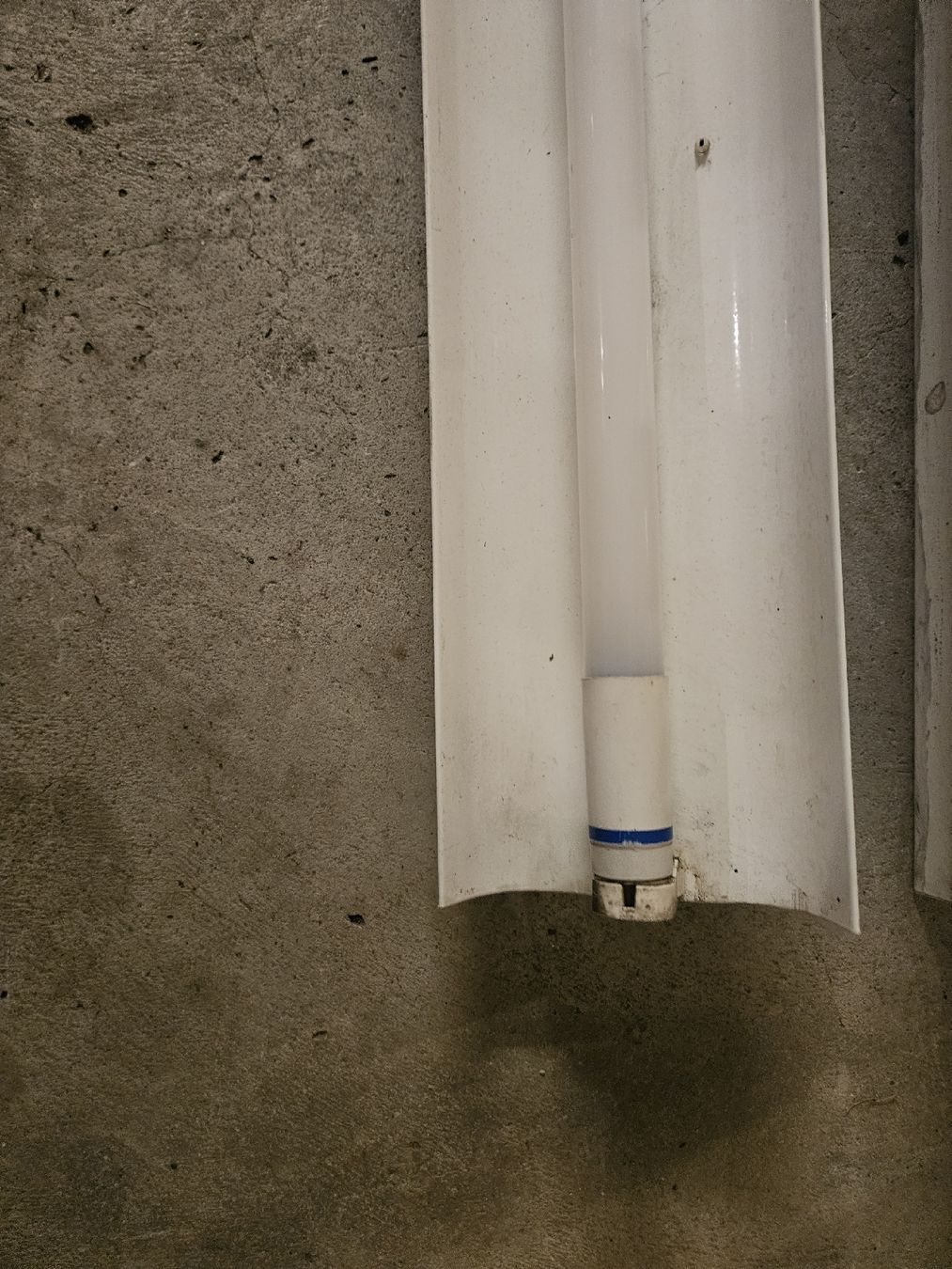 Lampes: 2x neonlampen mit lichtwinkel – D'occasion à Oetwil am See par akkawi 2