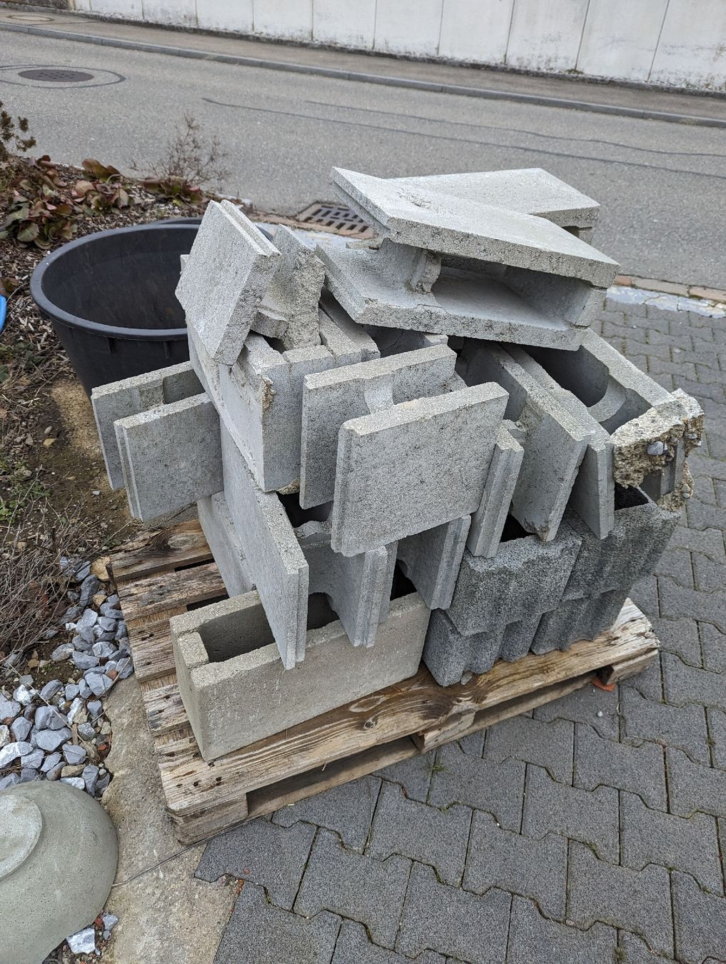 Baustoffe: Betonschallungssteine & Pflanzsteine – Gebraucht aus Baden von  2
