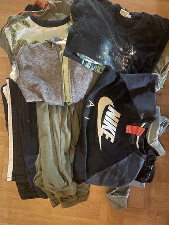 Kleiderpaket Nike und weitere Marken Grösse 146/152