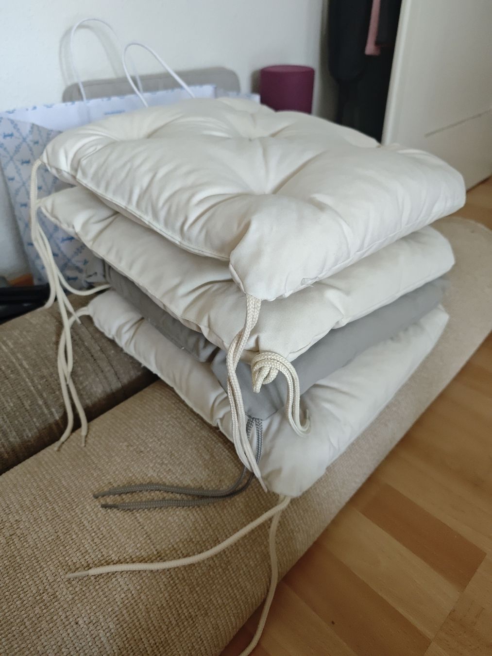 Ikea Kissen: 4 Stk. Stuhlkissen beige/grau – Gebraucht aus Dübendorf von RedGreenBlue 3