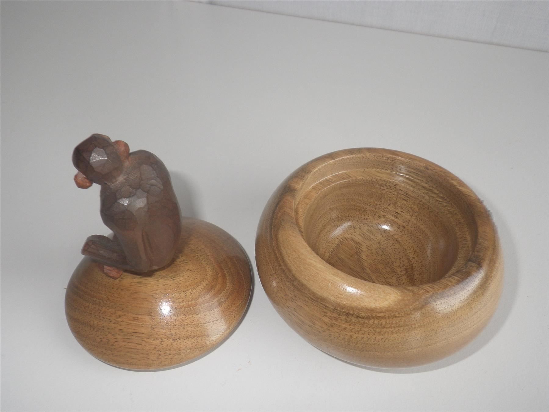 Articoli in legno: Holzdose mit geschnitztem Affen – Usato da Brienz BE venduto da P.Edelweiss 2