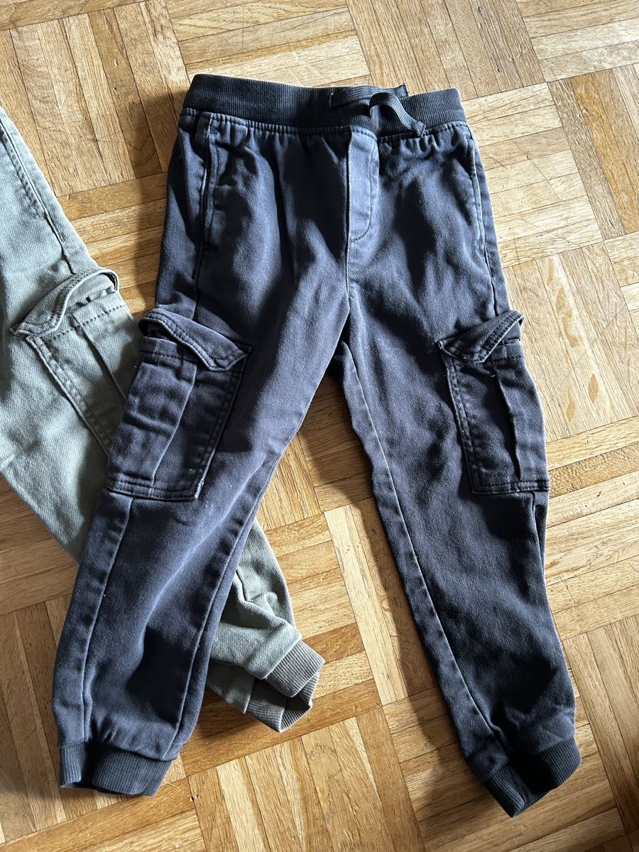 H&M Pantaloni: 2 pantalons cargo H&M / taille 104 – Usato da Meyrin venduto da Bronx86 2