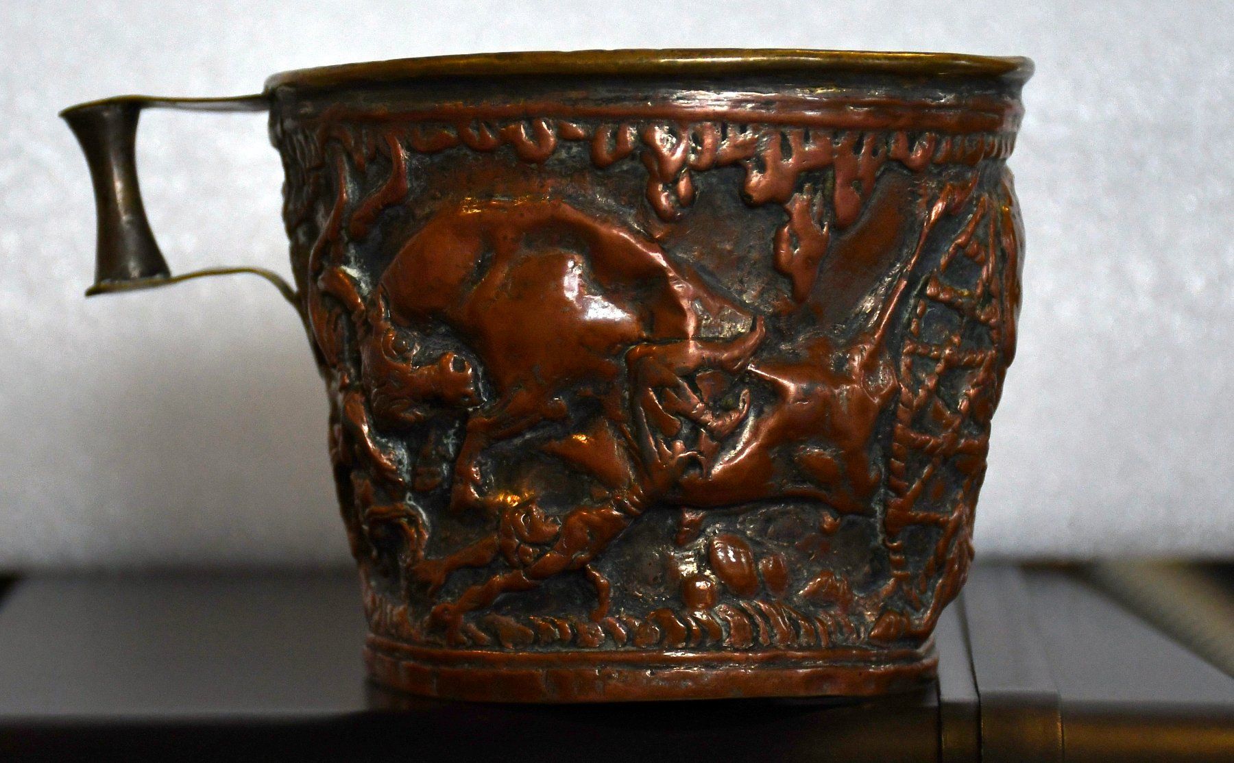 Tazze: Antiker Becher oder Tasse mit Jagdmotiv, ca. 8cm hoch – Usato da Rotkreuz venduto da salsanera 4