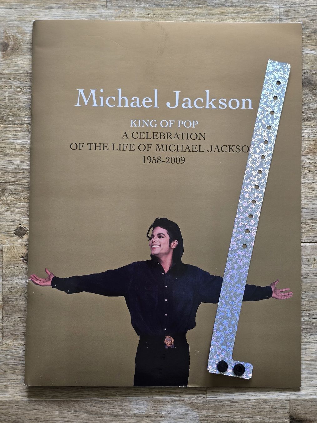 Riviste & Magazine: Orig.Michael Jackson Memorial Programm & Einlassarmband 2009 – Usato da Güttingen venduto da Odhin