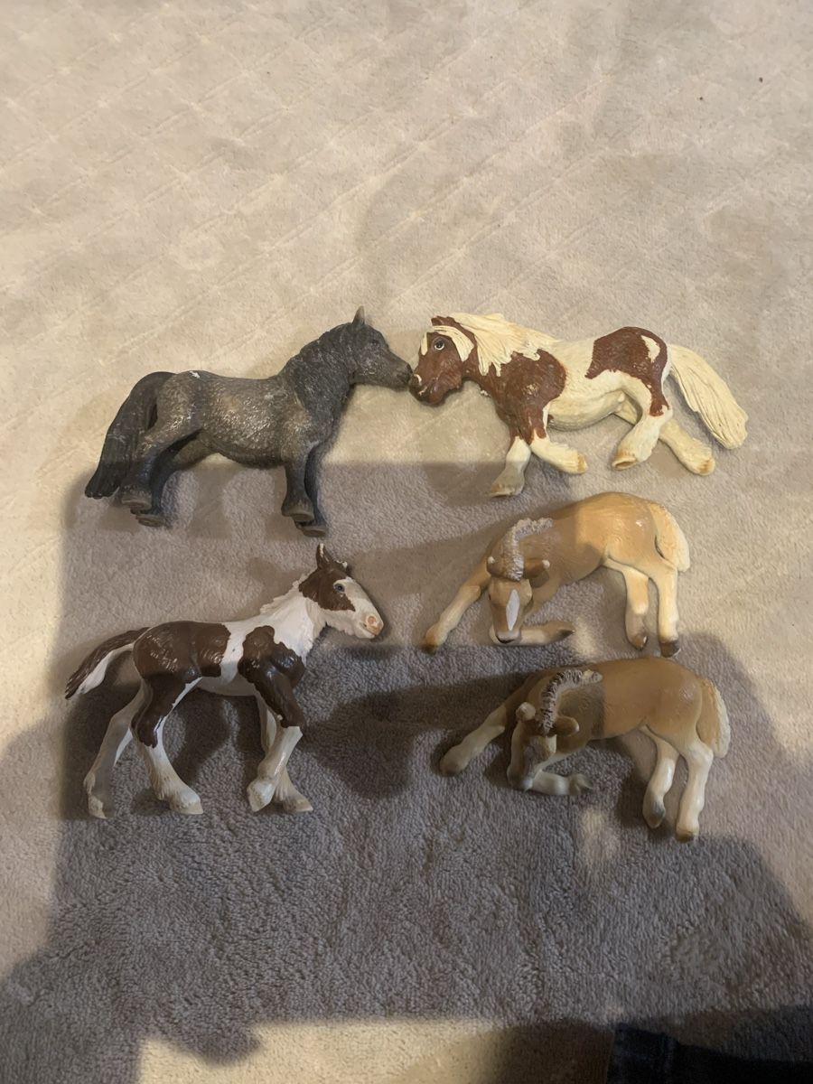 Schleich Figuren: 3 Ponys 2 Fohlen – Gebraucht aus Richterswil von irenemiz