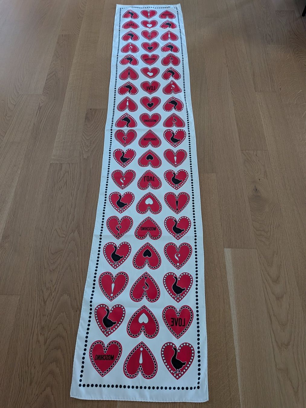Foulards, Tücher & Schals: Stilvoller Schal im Moschino-Design – Gebraucht aus Schaffhausen von Robuco_93 4