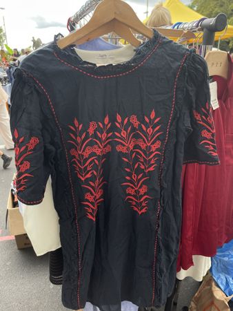 Zara Kleid mit roter Stickerei Gr S