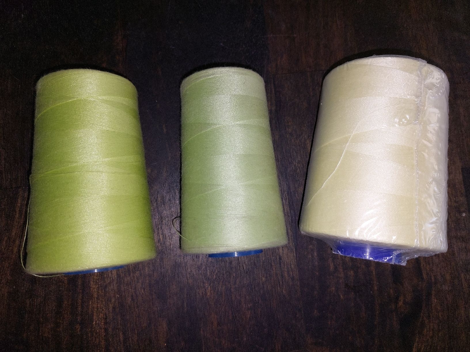 Cordelettes & Fils: nähfaden overlock Nähen – D'occasion à Effretikon par swobdo