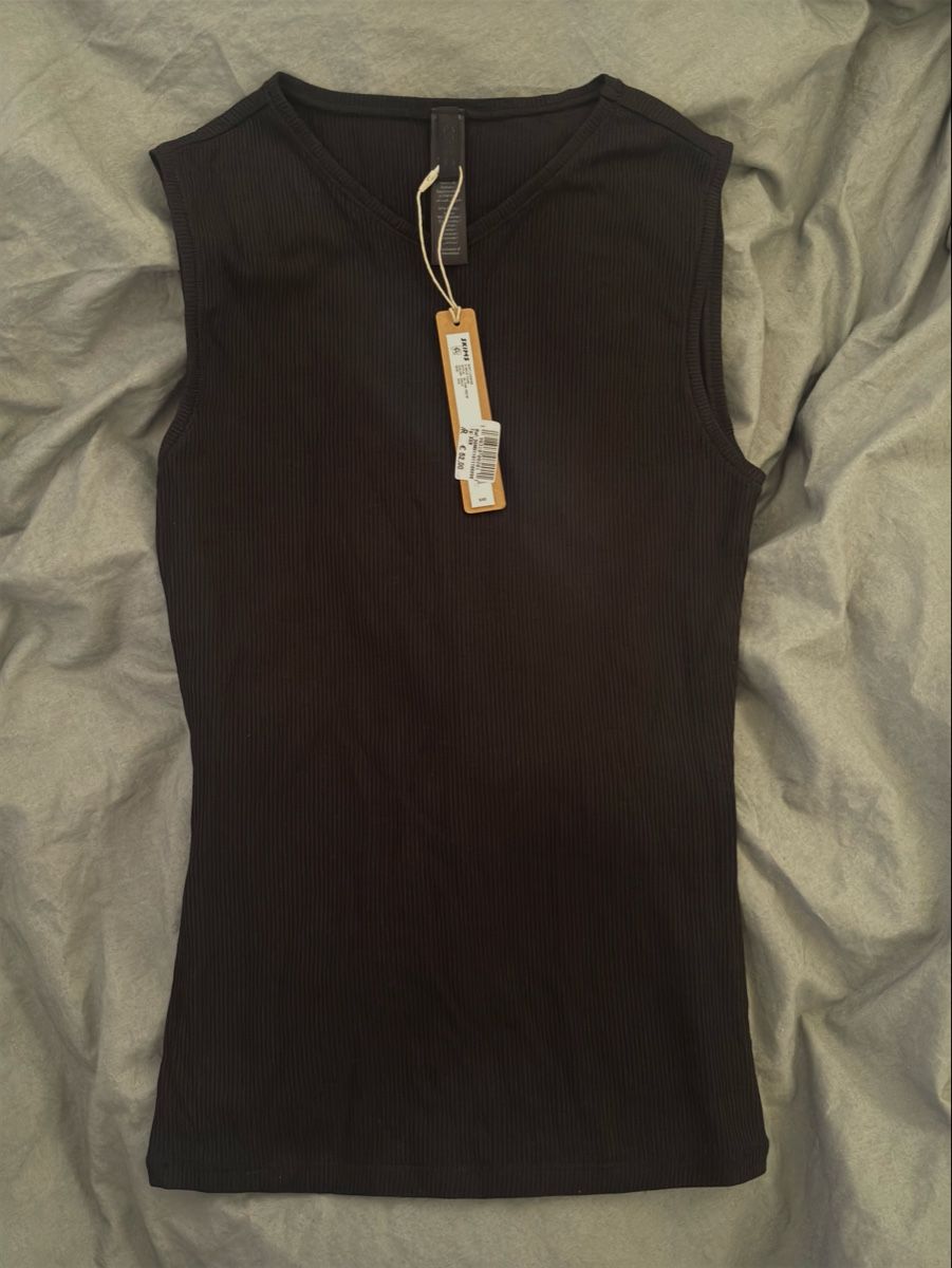 Skims Top: Skims Soft Lounge V-Neck Tank – Nuovo (secondo la descrizione) da Kriens venduto da qij_5ghs